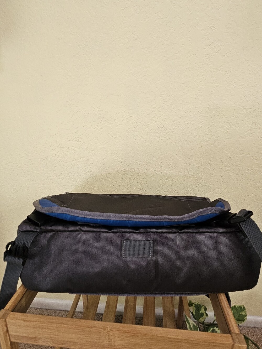 Nike Messenger laptop travel bag. - Picture 12 of 14